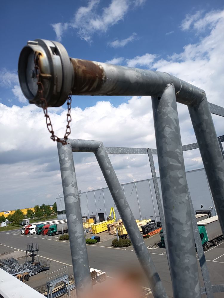 Zkorodovaný suchovod u požárního žebříku